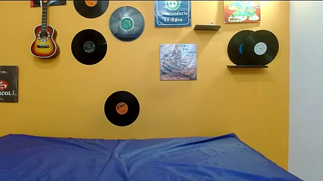 Snapshot of skinnyverus18 chatting on December 2025 07:31:01 PM skinnyverus18 online show from December 2025 07:31:01 PM