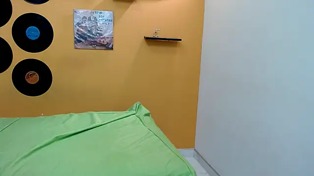 Snapshot of skinnyverus18 chatting on February 2026 07:36:02 PM skinnyverus18 online show from February 2026 07:36:02 PM