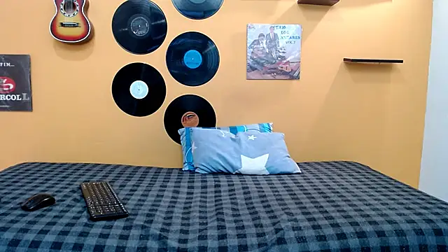 Snapshot of skinnyverus18 chatting on February 2026 07:43:01 PM skinnyverus18 online show from February 2026 07:43:01 PM