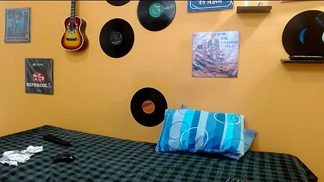 Snapshot of skinnyverus18 chatting on December 2025 07:07:02 PM skinnyverus18 online show from December 2025 07:07:02 PM