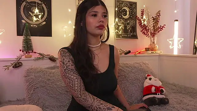 sophieee art online show from December 2025 08:35:02 PM