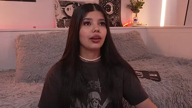 sophieee art online show from November 2025 08:31:01 PM