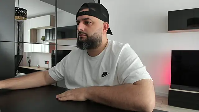 Snapshot of DravenPeak chatting on May 2026 07:05:02 AM DravenPeak online show from May 2026 07:05:02 AM