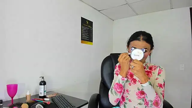 Aisha hotts777 online show from December 2025 04:10:02 PM