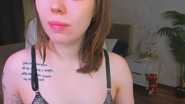 Lunar Lily online show from December 2025 05:40:02 AM