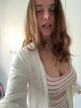 TenderLaGlamor online show from November 2025 12:19:02 PM