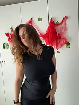 TenderLaGlamor online show from October 2025 12:02:01 PM