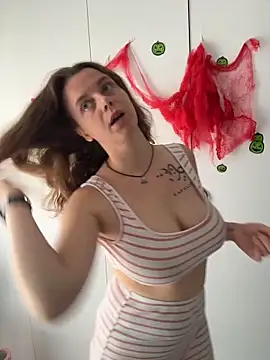 TenderLaGlamor online show from October 2025 11:09:01 AM