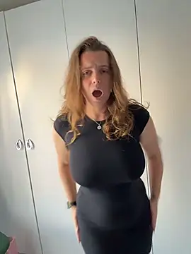 TenderLaGlamor online show from November 2025 03:39:01 PM