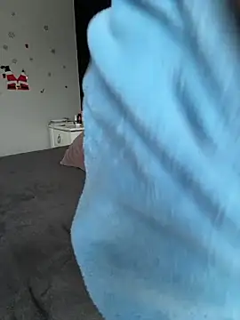 TenderLaGlamor online show from December 2025 01:57:01 PM