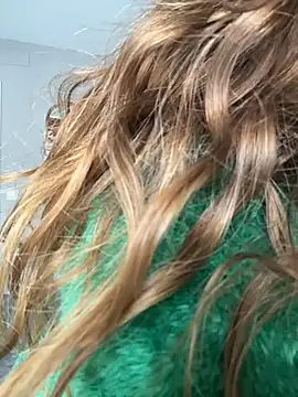 TenderLaGlamor online show from November 2025 12:38:01 PM