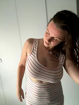 TenderLaGlamor online show from October 2025 02:51:02 PM