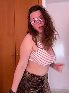 TenderLaGlamor online show from February 2026 12:34:02 PM