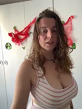 TenderLaGlamor online show from October 2025 01:09:01 PM