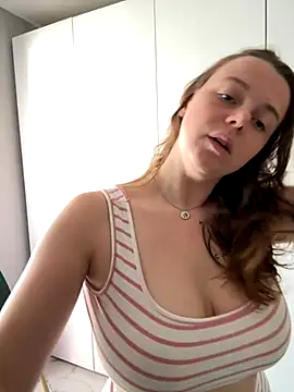 TenderLaGlamor online show from November 2025 11:05:01 AM