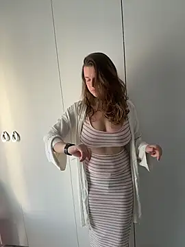 TenderLaGlamor online show from November 2025 11:11:02 AM