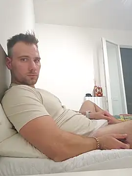 Snapshot of mrlyuis chatting on September 2025 12:44:01 AM mrlyuis online show from September 2025 12:44:01 AM