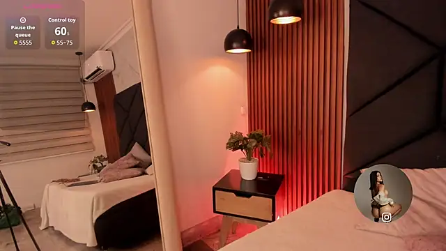 Snapshot of SophieCollins_1 chatting on October 2025 12:13:02 PM SophieCollins 1 online show from October 2025 12:13:02 PM