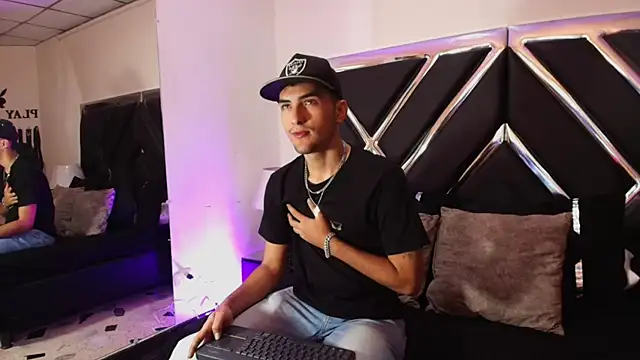 AlekRuizx online show from October 2025 03:32:01 AM