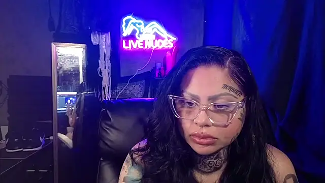 chicanachic13 online show from February 2026 10:44:01 PM