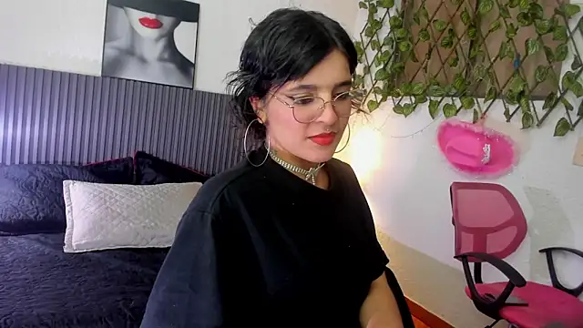 Saraah Dark online show from September 2025 03:24:02 AM
