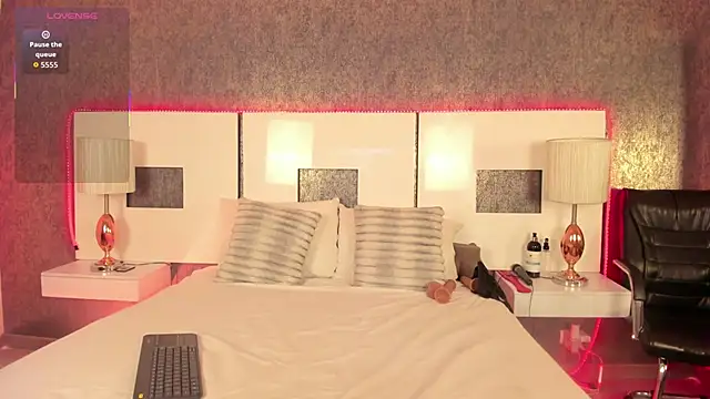 NatyLeone online show from December 2025 07:37:02 PM