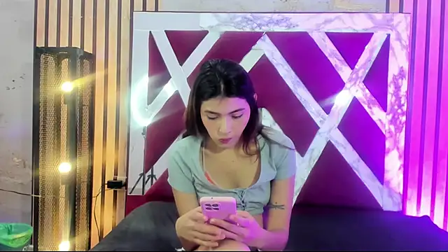 Snapshot of EmmaHollis chatting on October 2025 12:28:01 PM EmmaHollis online show from October 2025 12:28:01 PM
