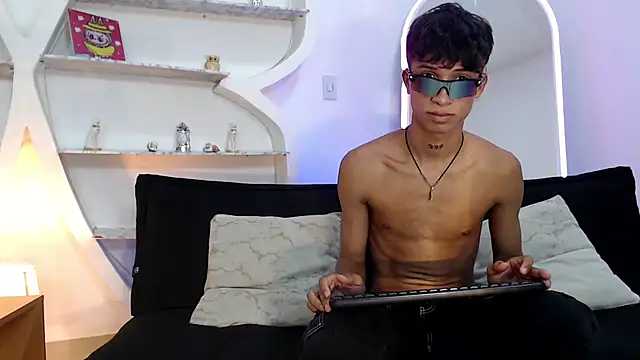 BEAUTY BOYS1 online show from September 2025 10:15:01 PM