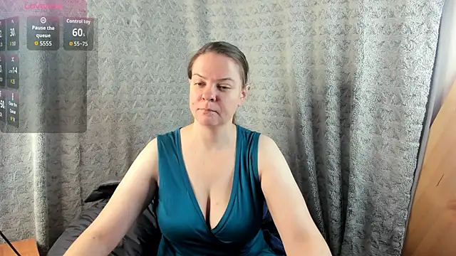 Snapshot of MiaLores chatting on November 2025 09:02:02 AM MiaLores online show from November 2025 09:02:02 AM