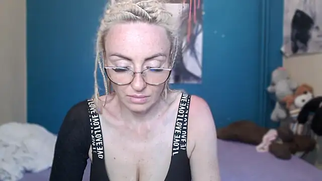 NADINNNE online show from June 2026 05:18:02 PM