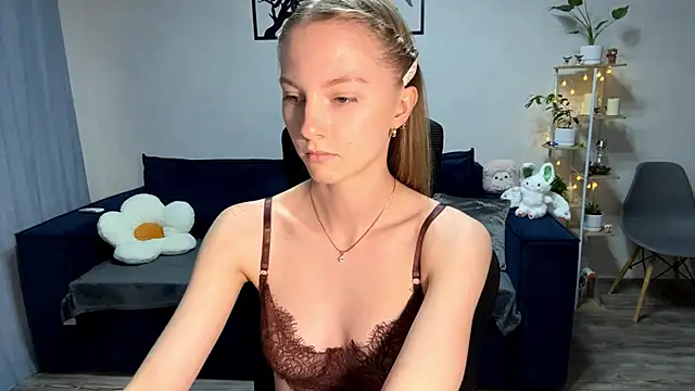 Snapshot of BrightAnnie chatting on October 2025 03:03:01 PM BrightAnnie online show from October 2025 03:03:01 PM