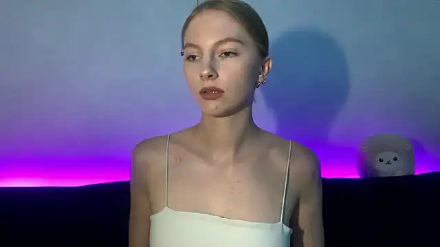Snapshot of BrightAnnie chatting on September 2025 05:06:02 PM BrightAnnie online show from September 2025 05:06:02 PM