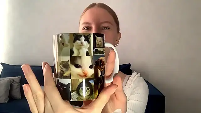 Snapshot of BrightAnnie chatting on September 2025 07:30:02 AM BrightAnnie online show from September 2025 07:30:02 AM
