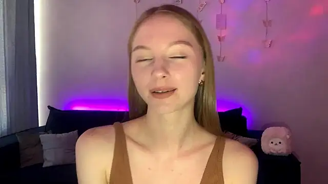Snapshot of BrightAnnie chatting on September 2025 01:00:02 PM BrightAnnie online show from September 2025 01:00:02 PM