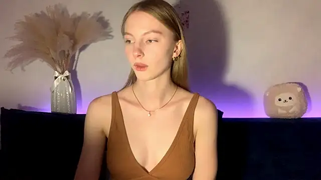Snapshot of BrightAnnie chatting on September 2025 03:29:02 PM BrightAnnie online show from September 2025 03:29:02 PM