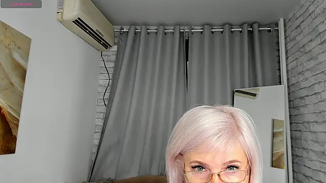 Snapshot of Hella_Fabel chatting on December 2025 01:12:01 AM Hella Fabel online show from December 2025 01:12:01 AM