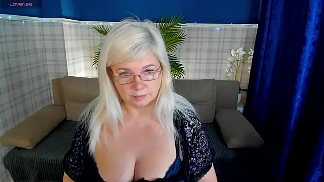 Snapshot of Hella_Fabel chatting on November 2025 01:06:01 AM Hella Fabel online show from November 2025 01:06:01 AM