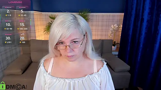 Snapshot of Hella_Fabel chatting on November 2025 01:04:02 AM Hella Fabel online show from November 2025 01:04:02 AM