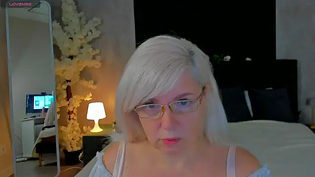 Snapshot of Hella_Fabel chatting on November 2025 01:10:02 AM Hella Fabel online show from November 2025 01:10:02 AM