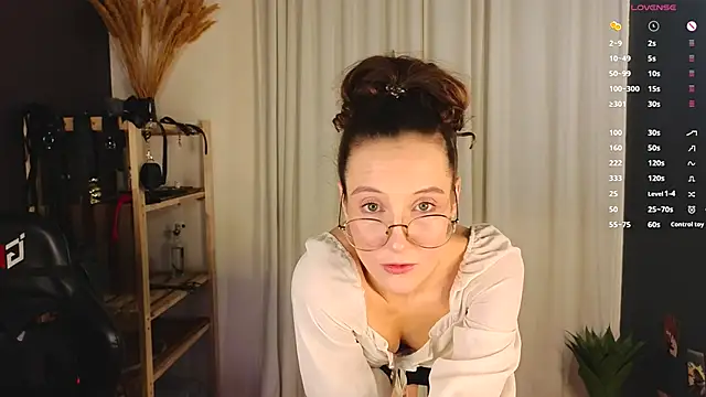 laracroftmansion online show from October 2025 05:14:01 PM