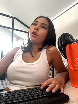 Snapshot of AlinnaRosee_ chatting on December 2025 04:30:01 PM AlinnaRosee online show from December 2025 04:30:01 PM