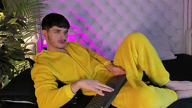 LiamMuller online show from December 2025 12:26:01 PM