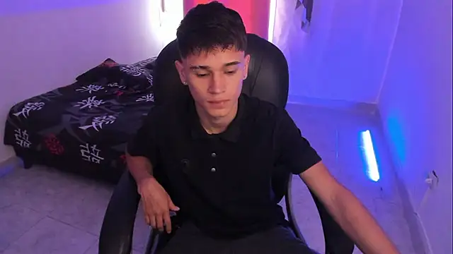 Aron Boyy online show from December 2025 07:37:02 PM