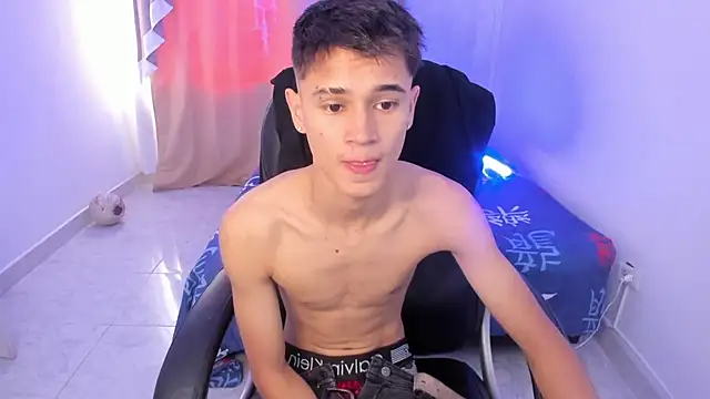 Aron Boyy online show from November 2025 07:51:01 PM