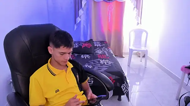 Aron Boyy online show from November 2025 07:57:01 PM