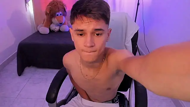 Aron Boyy online show from April 2026 08:15:02 PM