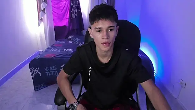 Aron Boyy online show from October 2025 08:20:01 PM