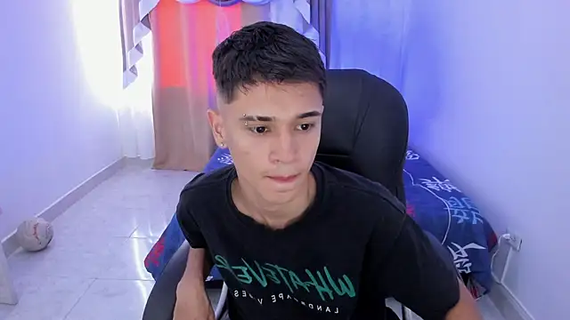 Aron Boyy online show from November 2025 08:01:01 PM