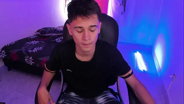 Aron Boyy online show from November 2025 08:09:02 PM