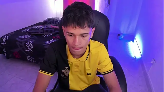 Aron Boyy online show from December 2025 07:35:01 PM